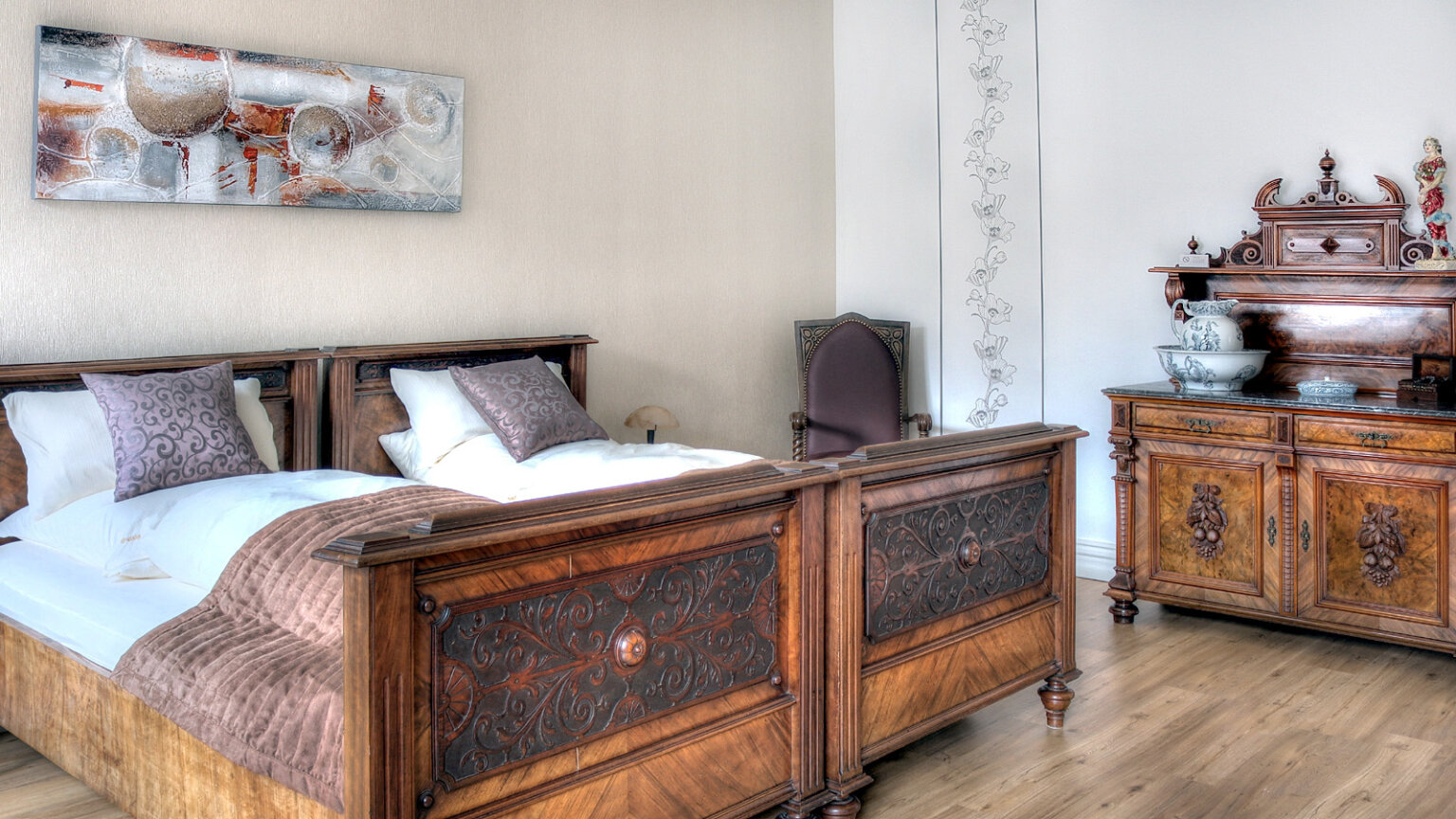 ghs-schlafzimmer-03-1600 Schlafzimmer der Gutsherren Suite im Herrenhaus Tüschow