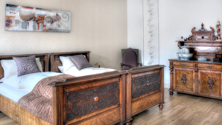 Schlafzimmer der Gutsherren Suite im Herrenhaus Tüschow