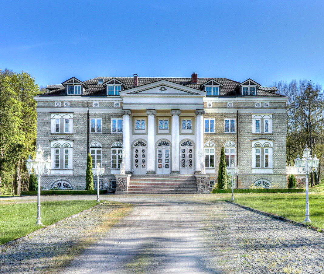Einfahrt zum Herrenhaus Tüschow